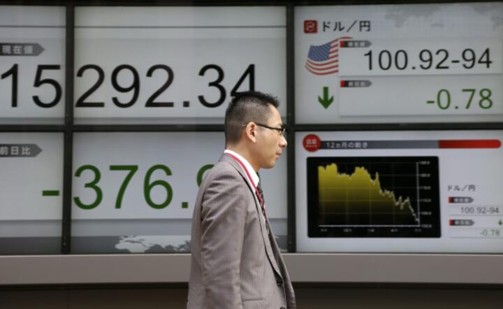 Notowania giełdy i walut w Japonii, fot. PAP/EPA/KIMIMASA MAYAMA