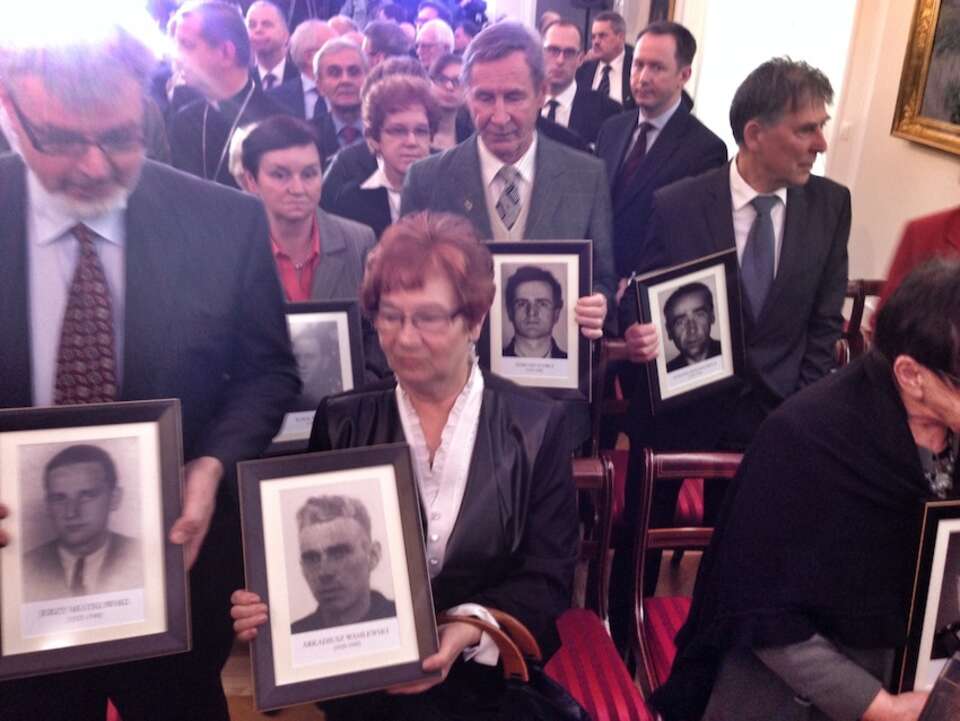Bliscy już zidentyfikowanych ofiar w Belwederze, fot. M. Czutko