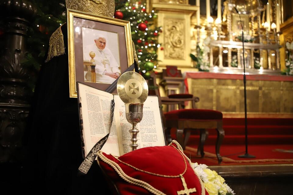 Msza św. w intencji zmarłego papieża emeryta Benedykta XVI w katedrze na Wawelu 31.12.2022 r. / autor: Biuro Prasowe Archidiecezji Krakowskiej/https://www.flickr.com/photos/archidiecezjakrakow/52597855947/in/album-72177720304864935