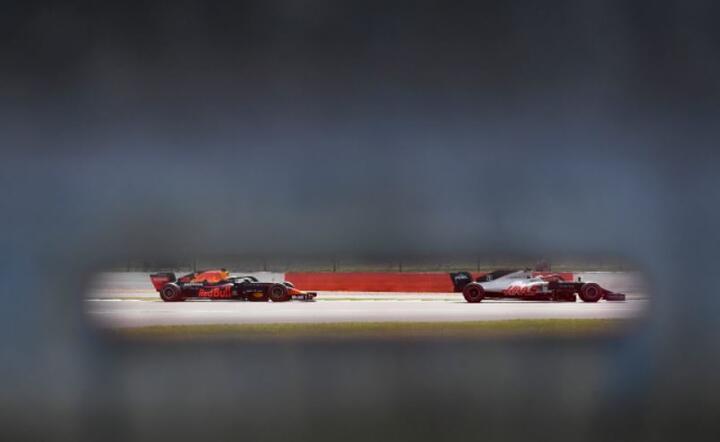 Holenderski kierowca Formuły 1 Max Verstappen z Aston Martin Red Bull Racing (L) i duński kierowca Formuły 1 Kevin Magnussen z Haas F1 Team (R) / autor: PAP/EPA/Ben Stansall / Pool