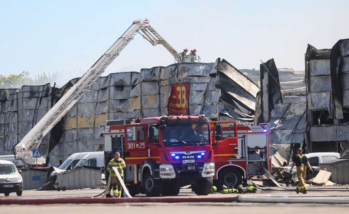 Dogaszanie pożaru kompleksu handlowego przy ul. Marywilskiej 44 w Warszawie / autor: PAP/Leszek Szymański