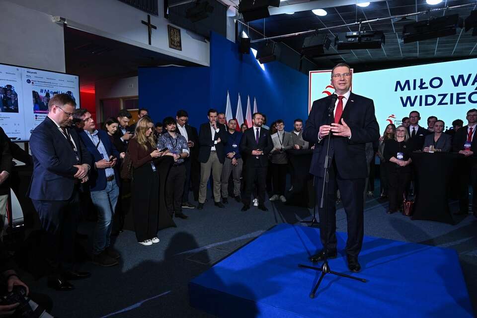 Poseł PiS, kandydat Prawa i Sprawiedliwości na premiera Przemysław Czarnek podczas spotkania w siedzibie PiS. / autor: PAP/Radek Pietruszka