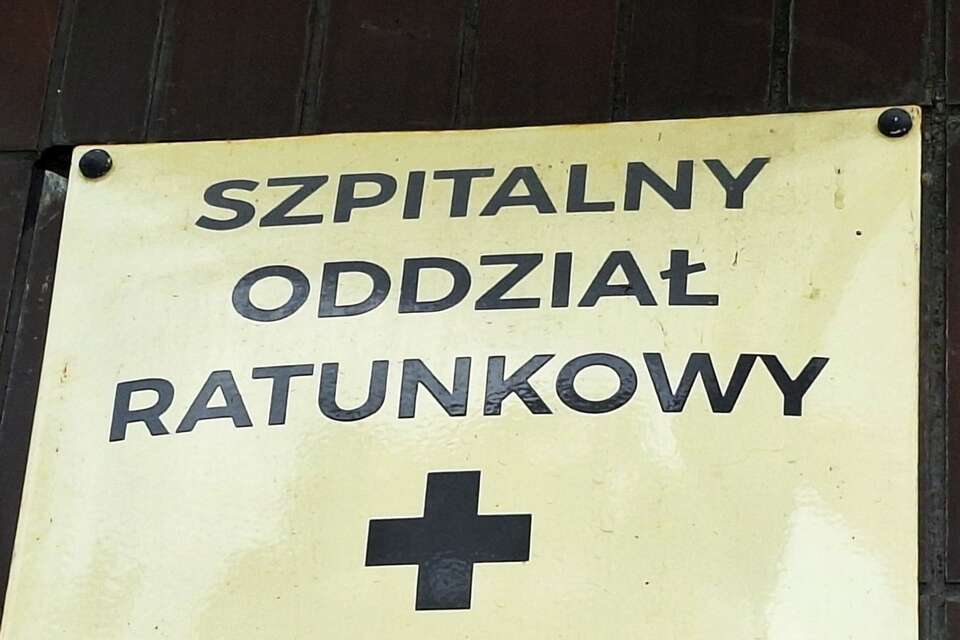na zdjęciu ilustracyjnym tabliczka - Szpitalny Oddział Ratunkowy (SOR) / autor: Fratria