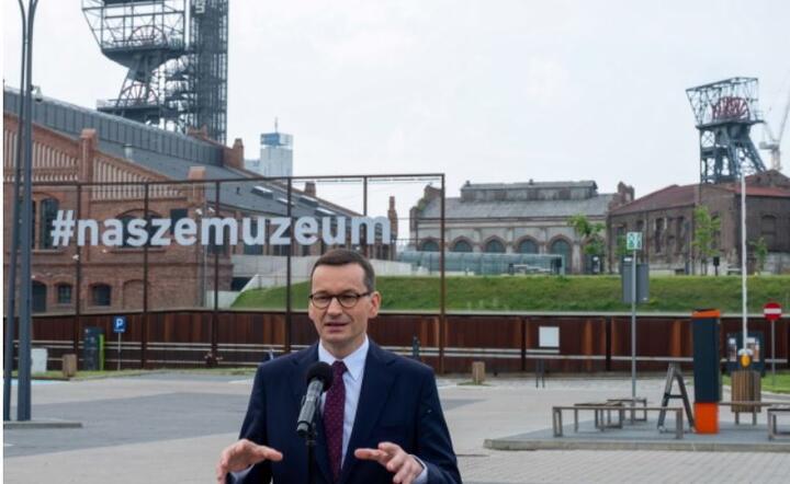 Premier Mateusz Morawiecki podczas wypowiedzi dla mediów przed Muzeum Śląskim w Katowicach, 18 bm.  / autor: PAP/Hanna Bardo