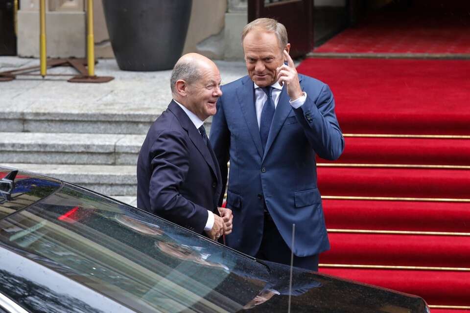 Premier Donad Tusk oraz kanclerz Niemiec Olaf Scholz podczas powitania przed siedzibą KPRM / autor: PAP/Tomasz Gzell