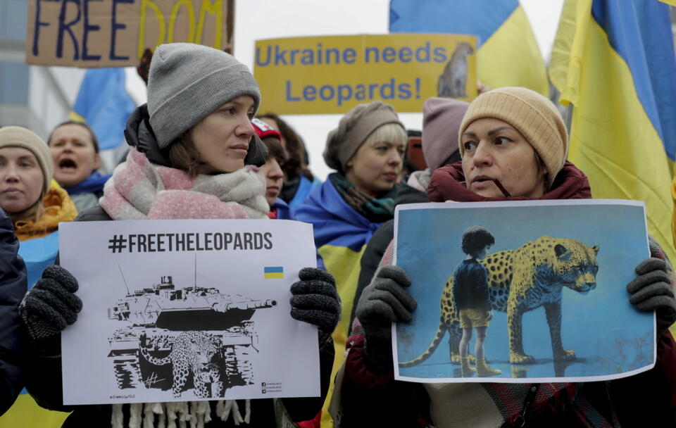 Protesty w sprawie Leopardów  / autor: PAP/EPA/OLIVIER HOSLET
