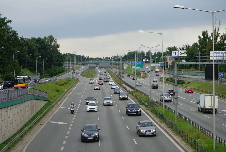 Słaby popyt, wysokie koszty, a także niepewność dot. regulacji sprawiają, że liczba miejsc pracy w europejskim przemyśle motoryzacyjnym stopniała w ciągu 2 lat o ponad 100 tys. / autor: Fratria