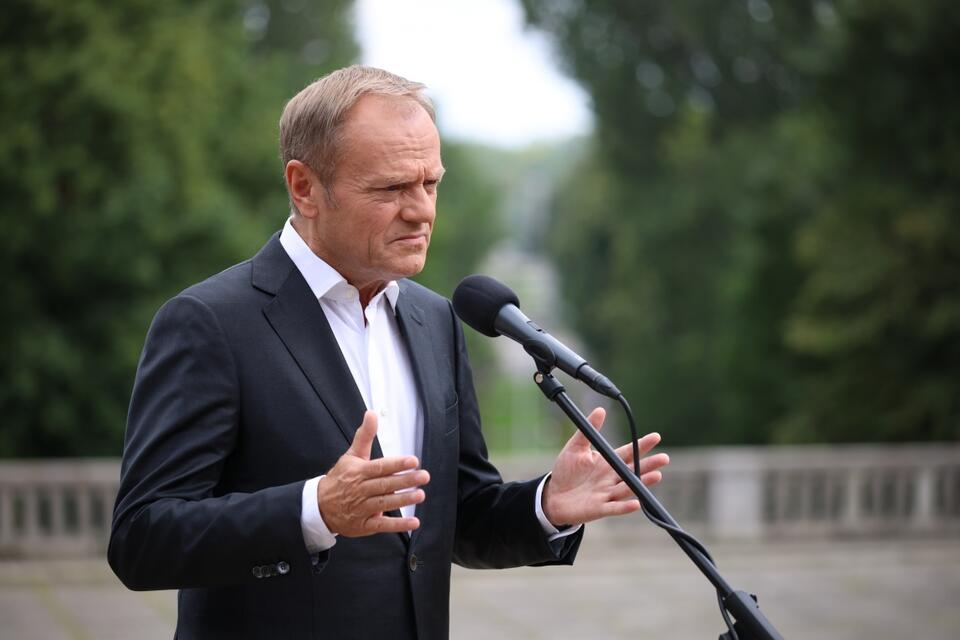 Przewodniczący PO Donald Tusk podczas konferencji prasowej. / autor: PAP/Leszek Szymański