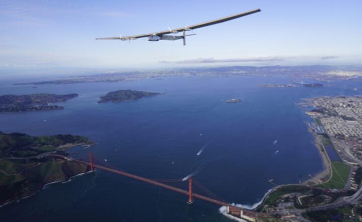 Solar Impulse 2 przelatuje nad mostem Golden Gate w San Francisco, fot. PAP/EPA/JEAN REVILLARD