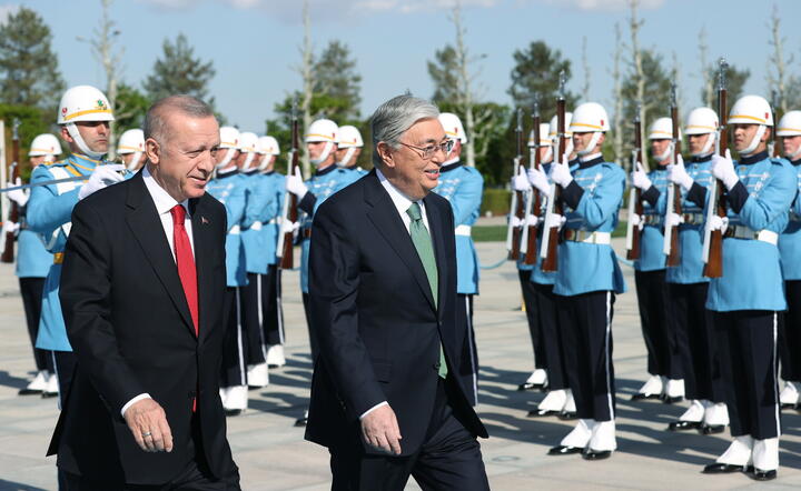 Recep Tayyip Erdogan (z lewej) podczas wizyty w Kazachstanie / autor: PAP/EPA