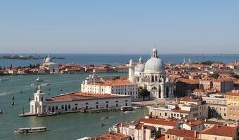 Nowość w Wenecji: Wycieczkowiec na redzie, turyści do łodzi