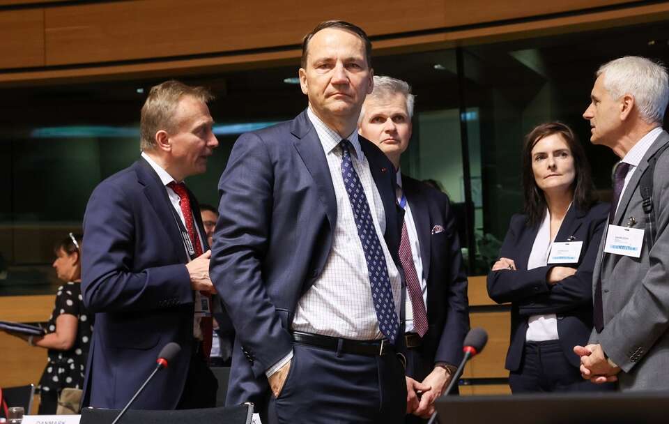 Radosław Sikorski / autor: PAP/EPA/OLIVIER HOSLET
