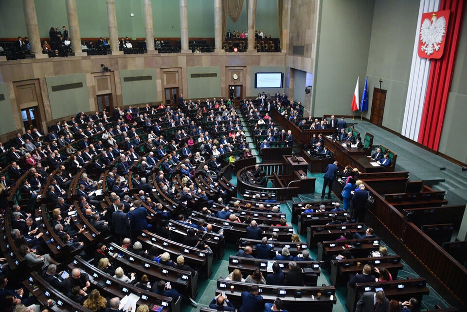 Posłowie na sali obrad Sejmu w Warszawie. / autor: PAP/Radek Pietruszka