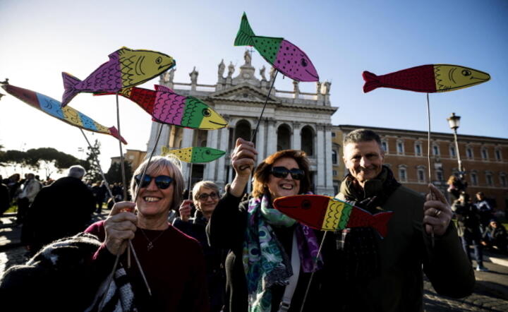 Piknikowa atmosfera na manifestacji 'sardynek' w Rzymie / autor: PAP/EPA/ANGELO CARCONI