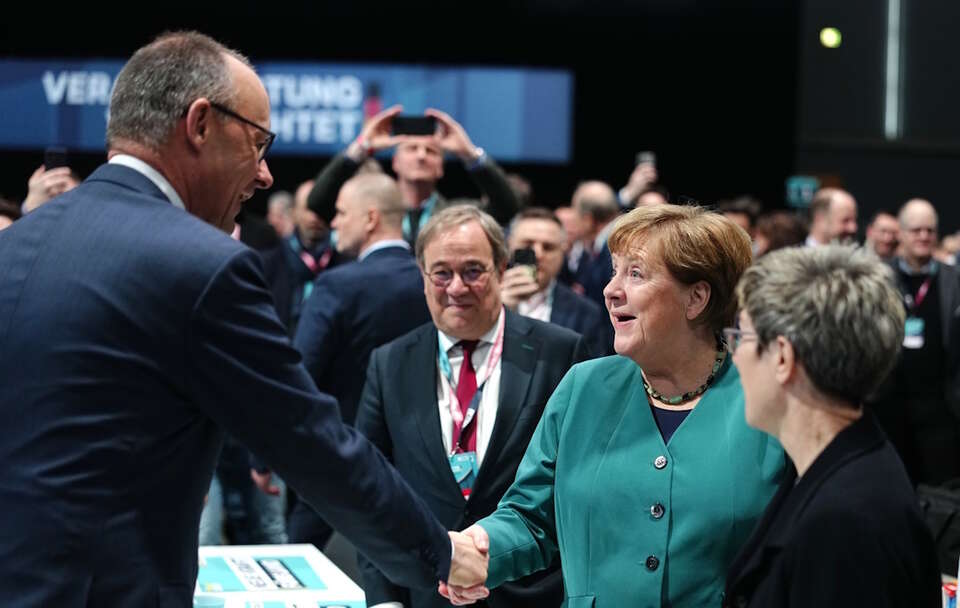 Kanclerz Niemiec Friedrich Merz ibyła kanclerz Niemiec Angela Merkel  biorą udział w 38. federalnym zjeździe CDU Stuttgarcie. / autor: PAP/EPA/KAY NIETFELD / BASEN