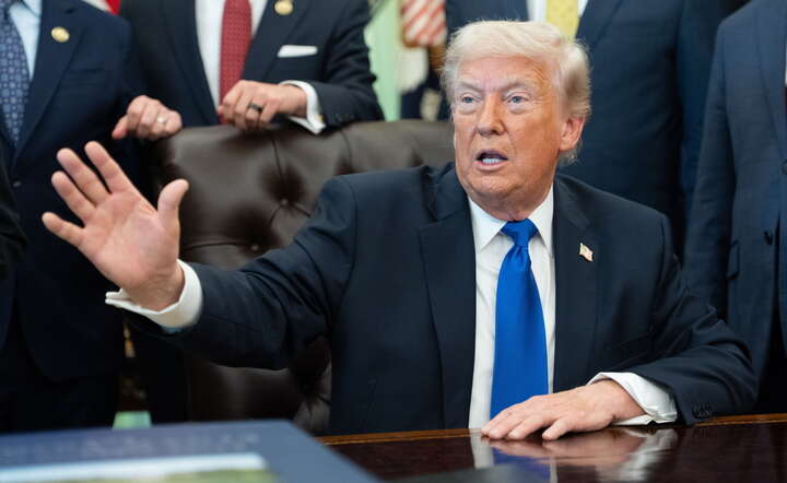 Prezydent USA Donald Trump w Białym Domu / autor: PAP/EPA/AARON SCHWARTZ