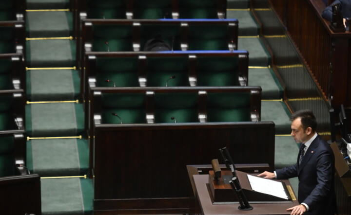  Minister finansów Andrzej Domański referuje w Sejmie projekt budżetu na 2024 r. W tle puste ławy poselskie, które zajmują posłowie PiS / autor: PAP/Piotr Nowak