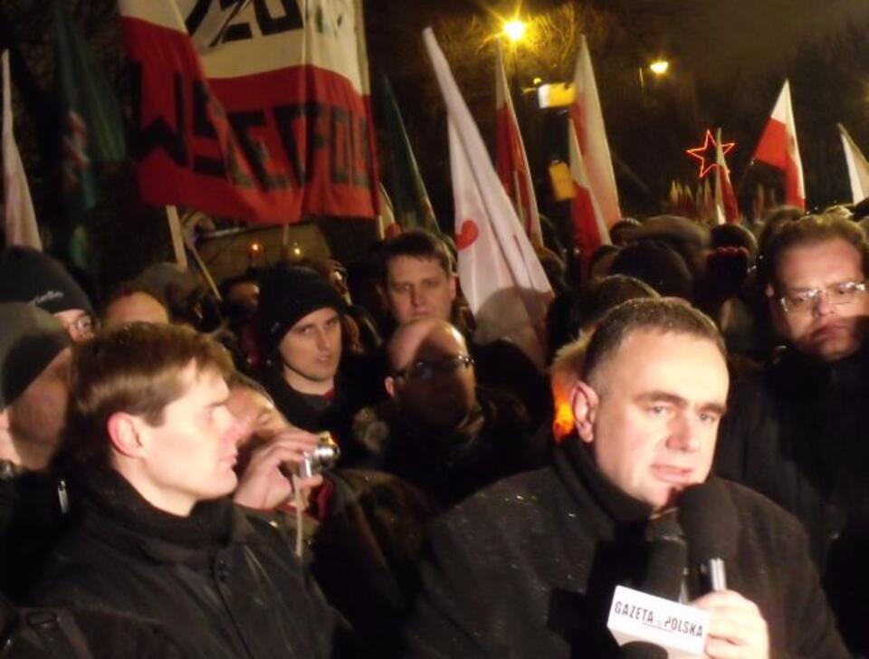 Redaktor Tomasz Sakiewicz przemawia w czasie spotkania pod domem Jaruzelskiego. fot. wPolityce.pl