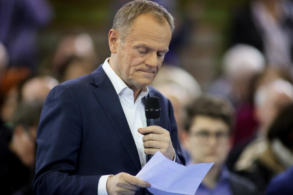 Przewodniczący Platformy Obywatelskiej Donald Tusk podczas otwartego spotkania z mieszkańcami miasta w Hali MOSiR w Pabianicach. / autor: PAP/Marian Zubrzycki