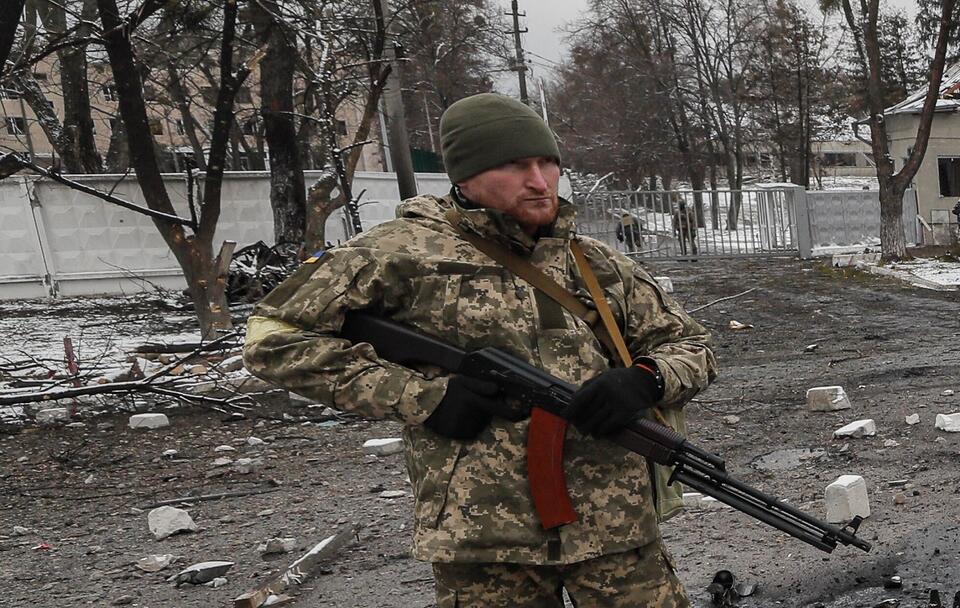 Ukraiński żołnierz w Browarach / autor: PAP/EPA/SERGEY DOLZHENKO