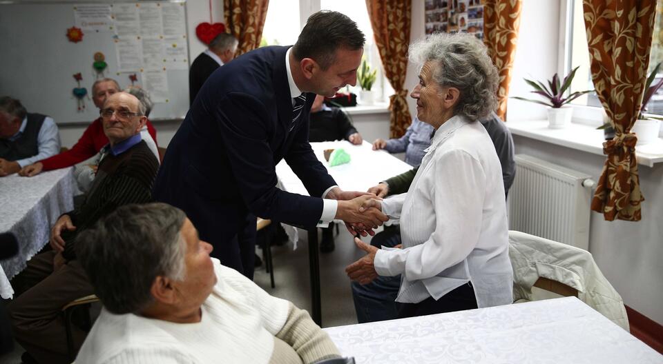 Prezes PSL Władysław Kosiniak-Kamysz podczas spotkania z seniorami w Domu Seniora w miejscowości Książnice Małe, 2 bm.  / autor: PAP/Łukasz Gągulski