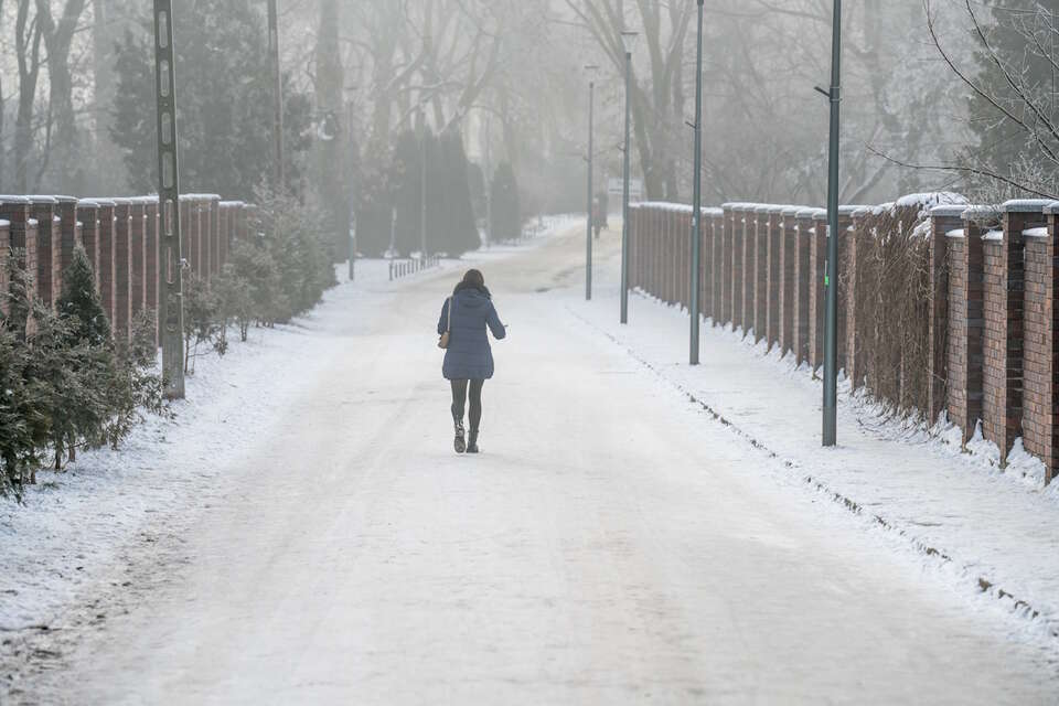 Uwaga! Ostrzeżenie IMGW I i II stopnia dla 10 województw. Należy zachować szczególną ostrożność na drogach i chodnikach / autor: Fratria