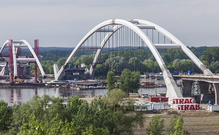 Budowa mostu im. gen. Elżbiety Zawackiej w Toruniu. Fot. Pko/Wikipedia