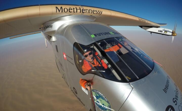 Bertrand Piccard zrobił sobie selfie w czasie lotu nad pustynią Półwyspu Arabskiego, fot. PAP/EPA/JEAN REVILLARD/ SI2, PAP/EPA/BERTRAND PICCARD (2), PAP/EPA/STRINGER