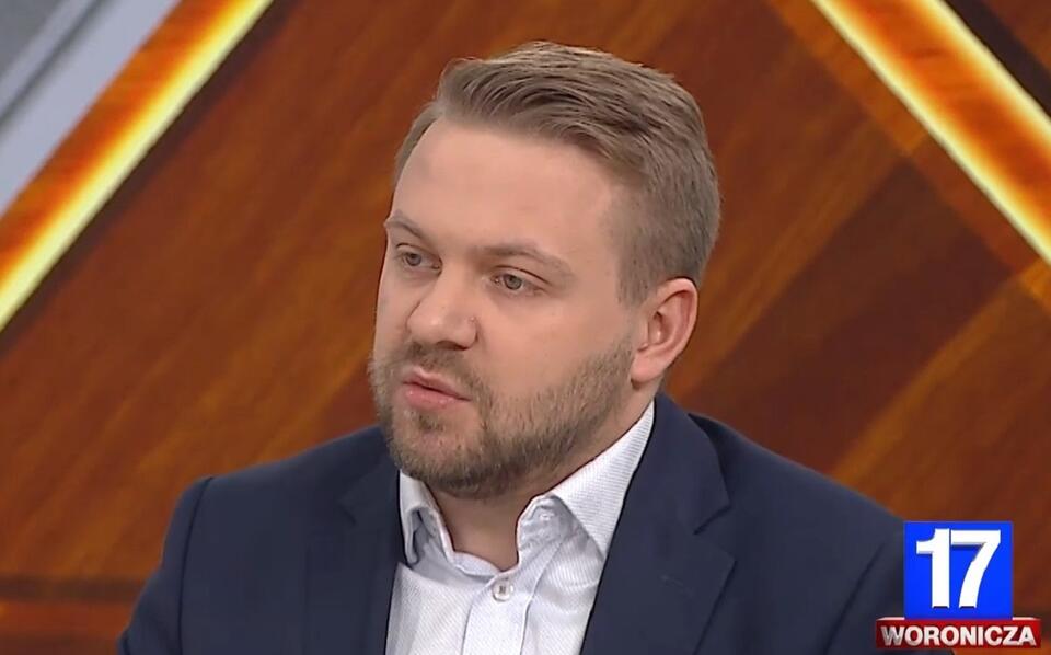 Wiceszef MKiŚ Jacek Ozdoba w "Woronicza 17" / autor: screen TVP Info