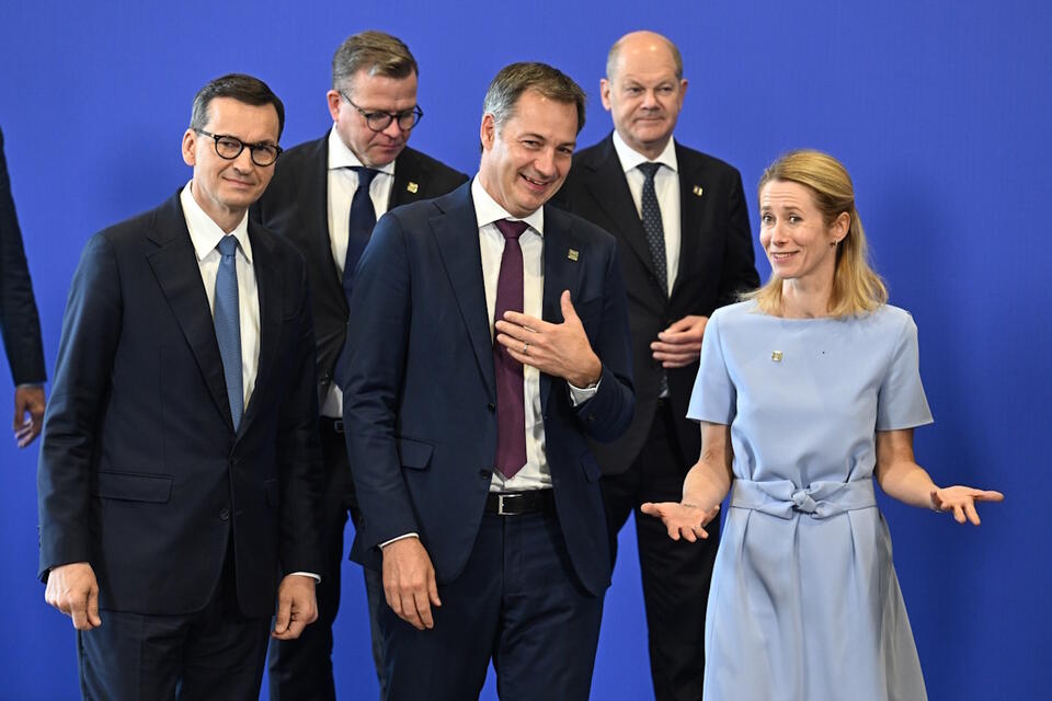 Kanclerz Niemiec Olaf Scholz oraz premierzy: Estonii Kaja Kallas, Polski Mateusz Morawiecki, Finlandii Petteri Orpo i Belgii Alexander De Croo podczas nieformalnego szczytu Rady Europejskiej w Grenadzie / autor: PAP/Radek Pietruszka