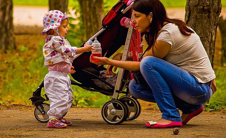Mama przebywająca na urlopie wychowawczym może otworzyć własną firmę, o ile będzie nadal sprawować osobistą opiekę nad dzieckiem / autor: fot. Pixabay