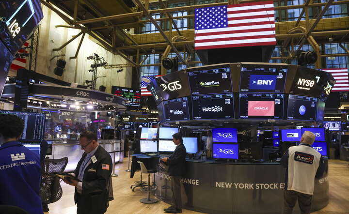 Sesje giełdowa na parkiecie New York Stock Exchange / autor: PAP/EPA/SARAH YENESEL