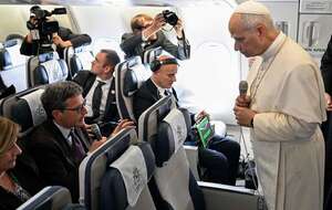 Leon XIV na konferencji prasowej podczas lotu z Afryki do Rzymu / autor: Vatican Media