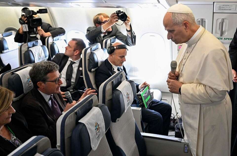 Leon XIV na konferencji prasowej podczas lotu z Afryki do Rzymu / autor: Vatican Media