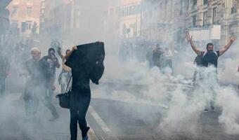Francja: Antyszczepionkowcy na barykadach! Atakują kamieniami policję i lekarzy