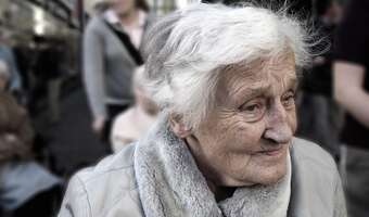 Seniorom brakuje pieniędzy na podstawowe potrzeby