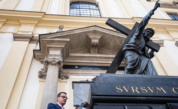 Premier reaguje na zbezczeszczenie figury Chrystusa na Krakowskim Przedmieściu