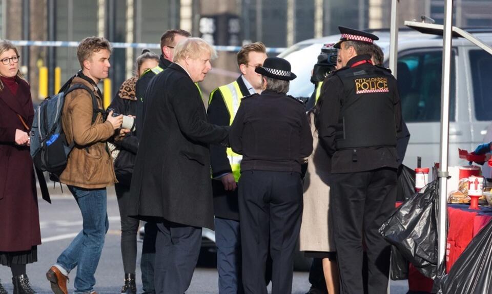 Premier Boris Johnson rozmawia z policjantami na London Bridge / autor: PAP/EPA