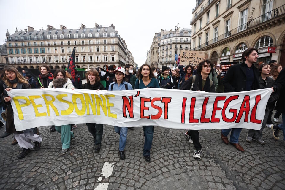 Wiec przeciw nowemu rządowemu prawu imigracyjnemu na Place du Louvre w Paryżu, 25 stycznia 2024 r. / autor: PAP/EPA/Mohammed Badra