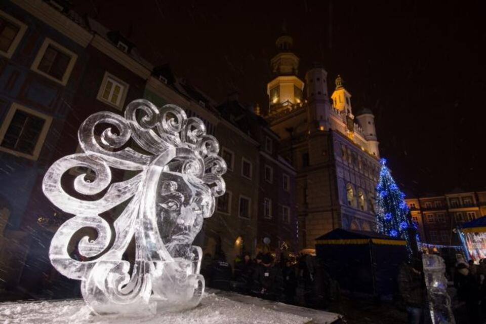 Zwycięska rzeźba - głowa wykonana przez poznański duet z Ice Team Kandulski. Fot. PAP/Jakub Kaczmarczyk