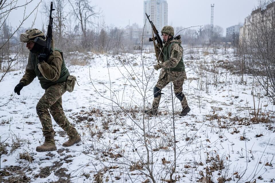 Młodzi ludzie, którzy chcą wstąpić do 3 Oddzielnej Brygady Szturmowej Sił Zbrojnych Ukrainy, biorą udział w szkoleniu podstawowym w obwodzie kijowskim / autor: PAP/Viacheslav Ratynskyi