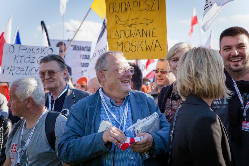 Warszawa 24.09.2016  Marsz Komitetu Obrony Demkracji KOD ulicami Warszawy   / autor: wPolityce.pl