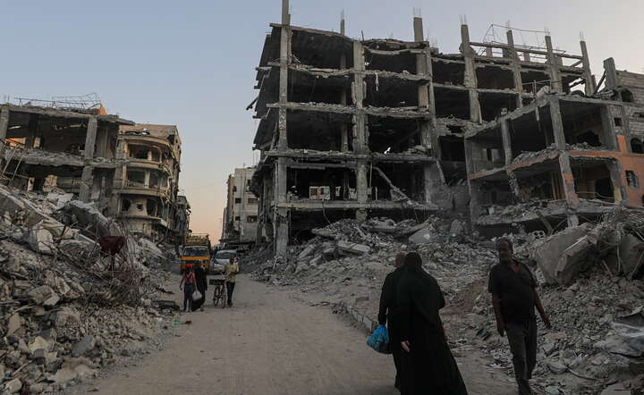 Zniszczona Strefa Gazy pogrążona jest w kryzysie humanitarnym / autor: MOHAMMED SABER/EPA/PAP