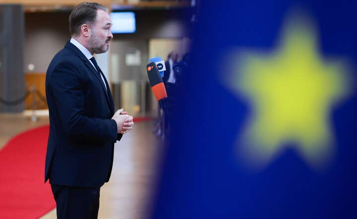 Komisja UE ds. energii Dan Jorgensen na briefingu przed spotkaniem ministrów energii w Brukseli / autor: PAP/EPA/OLIVIER HOSLET