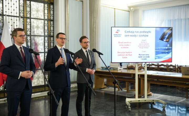 Wiceprezes PiS Mateusz Morawiecki (C) i poseł PiS Waldemar Buda (P) na konferencji prasowej / autor: PAP/Marcin Obara