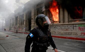 Gwatemala: protestujący podpalili parlament