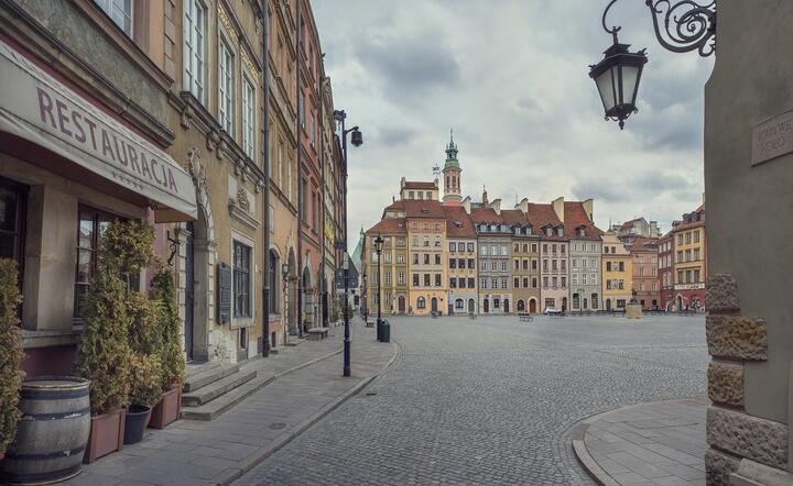 Opustoszałe Stare Miasto w Warszawie, zwykle o tej porze zapełnione było zagranicznymi turystami i gośćmi krajowymi, którzy odwiedzali restauracje / autor: Andrzej Wiktor