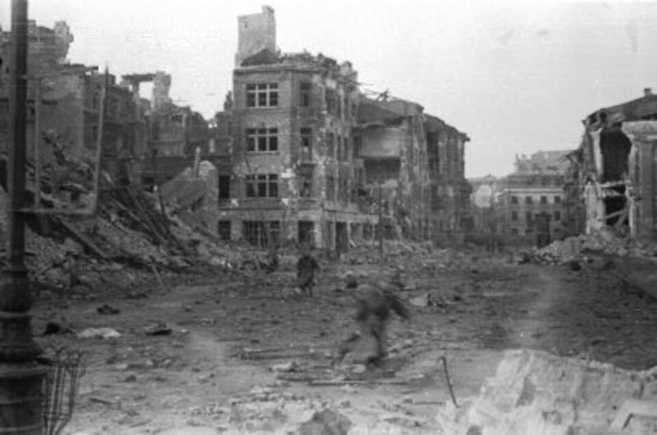 fot. wikipedia / Plac Krasińskich u zbiegu ulic Długiej i Miodowej w kierunku placu Bankowego. Pod ostrzałem przebiega por. Wojciech Sarnecki "Wojtek" z kompanii "Anna" Batalionu "Gustaw", po nieudanej próbie przebicia ze Starówki do Śródmieścia.
