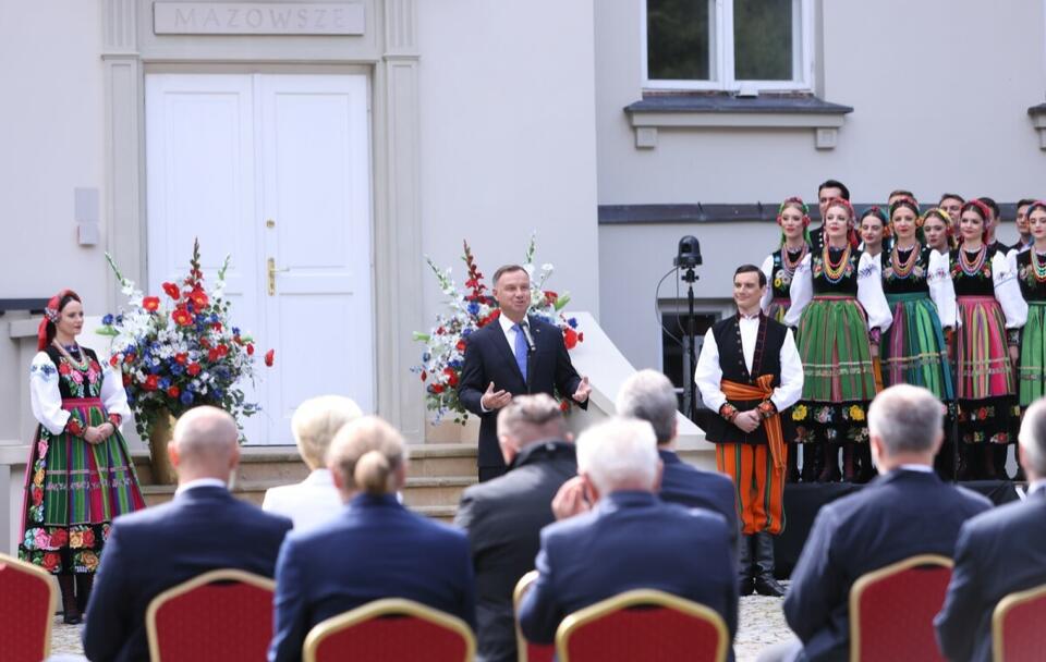 Prezydent podczas uroczystego otwarcia Centrum Folkloru Polskiego „Karolin” w Otrębusach  / autor: PAP/Leszek Szymański