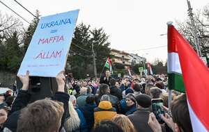 Wiec przed ambasadą Ukrainy w Budapeszcie z udziałem szefa MSZ Petera Szijjarto / autor: PAP/EPA/Tibor Illyes HUNGARY OUT